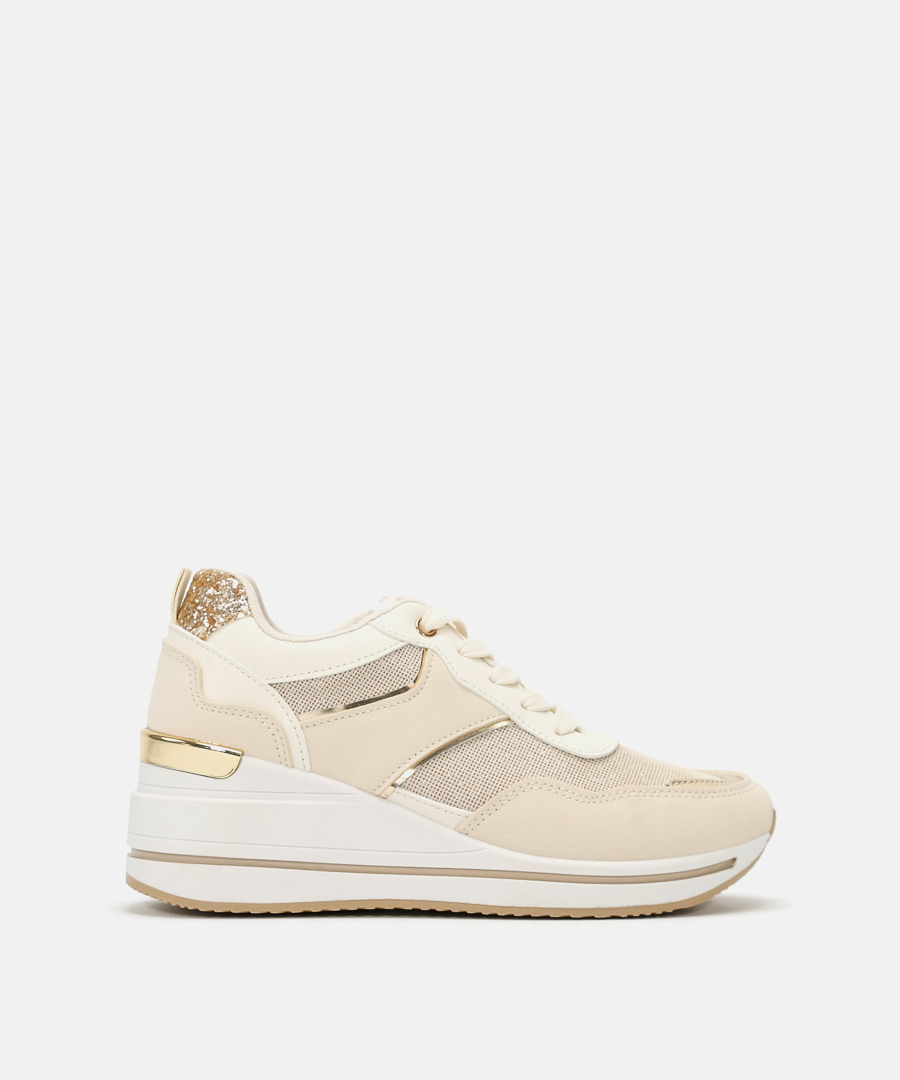 Zapatillas cuña detalles